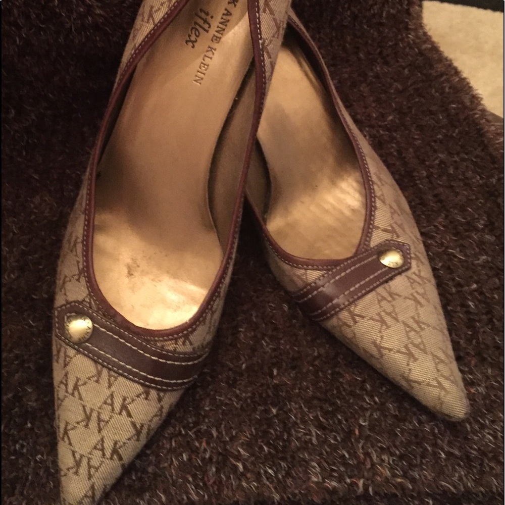 Anne Klein Logo Pump